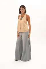 Pantalón de jean tiro alto con diseño de pierna extra ancha y caída fluida. Presenta costuras verticales que realzan su estructura, bolsillos funcionales y terminación de ruedo deshilachado.