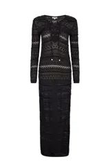 Vestido largo de punto calado color negro, con mangas largas y escote en pico con cierre de lazada.