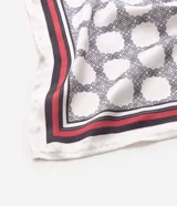 Pañuelo cuadrado de poliéster color blanco con estampa geométrica de círculos y bordes con franjas en rojo, negro y gris, de la marca Renner.