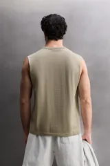 Musculosa de hombre Zara Athleticz modelo relaxed fit, color beige, confeccionada en tejido compacto de algodón con cuello redondo y mangas sisa.