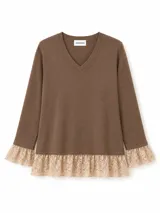 Buzo marrón de manga larga con cuello en V, adornado con volados de encaje beige en los puños y en el ruedo.