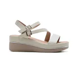 Sandalias con plataforma color beige y tira delantera plateada brillante. Las tiras superiores son ajustables con hebilla metálica.
