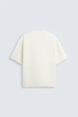 Sudadera de manga corta color marrón oscuro, con cuello redondo y bajo acabado en rib. Presenta un corte relajado y holgado (boxy fit).