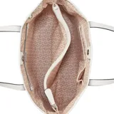 Cartera tipo tote bag Guess Keira en color marrón con estampado monograma y detalles en blanco, incluye un práctico estuche con cierre y correa de mano.