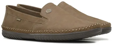 Mocasines Freeway Rutero Duna de color marrón, confeccionados 100% en cuero con costuras visibles hechas a mano. Presentan detalles elásticos en los laterales del empeine, un pequeño aplique metálico con el logo de la marca y suela de goma oscurecida.