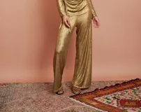Pantalón palazzo dorado de tiro alto con cintura elástica.