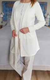 Bata color crema de algodón con mangas largas y lazo para ajustar en la cintura.