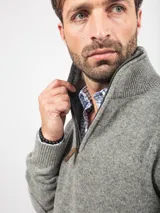 Sweater de lana con cierre frontal parcial y cuello alto, de diseño clásico y tejido de punto en color gris.
