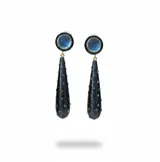 Aros colgantes con diseño de gota en resina brillante color gris azulado, decorados con pequeños cristales incrustados y rematados con un cabujón circular superior del mismo tono. Cierre tipo clip.