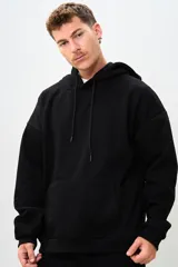 Canguro negro con capucha, cordones ajustables y bolsillo tipo canguro.