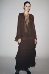 Blusa marrón de manga larga con escote en V y volantes con abalorios.