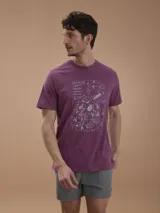 Remera burdeos melange con estampa gráfica frontal de estilo culinario y marca Nomad, de manga corta y cuello redondo.