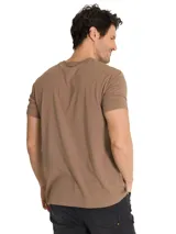 Remera de manga corta y cuello redondo color beige, con estampado del logo de la marca Caterpillar en el pecho.