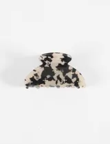 Broche para el pelo con forma de pinza, color crema con manchas negras y strass plateado.