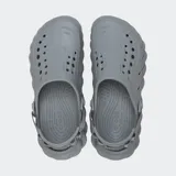 Zuecos Crocs modelo Echo Clog de color negro, con diseño moldeado de estilo urbano y deportivo, aberturas de ventilación y tira ajustable en el talón.