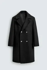 Abrigo negro de corte relajado, confeccionado en tejido con lana. Presenta cuello con solapas de pico, manga larga, bolsillos de vivo en cadera y cierre frontal de botonadura cruzada con botones plateados.