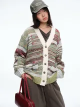 Cardigan de tejido de punto con diseño a rayas horizontales en tonos verdes, rojos y beige. Presenta cuello en V, cierre frontal con botones y dos bolsillos delanteros con solapa. Posee puños y ruedo acanalados en color verde claro.