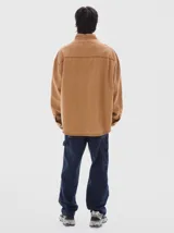 Camisa de denim de manga larga, con cuello clásico y botones negros. Confeccionada en tejido de algodón, con lavado washed.