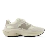 Championes New Balance WRPD Runner unisex, color crema con logo "N" en gris topo, confeccionados en malla, cuero y lana.