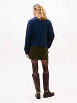 Buzo azul marino de corte clásico, con cuello redondo y logo bordado en el pecho.