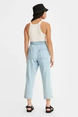 Pantalón de jean celeste claro de corte cropped y estilo relaxed, con cintura elástica fruncida.