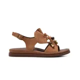 Sandalias planas de gamuza color marrón tostado, con tira ajustable al talón y diseño superior con cuentas decorativas de madera y perlas sintéticas.