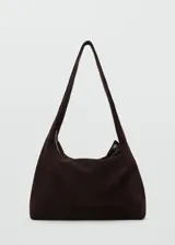 Bolso grande de serraje de piel bovina color marrón oscuro, con diseño estilo shopper y asa de hombro. Cuenta con cierre de cremallera y forro interior de algodón.