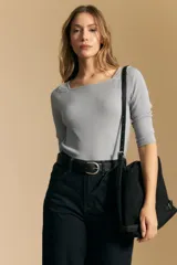 Remera de tejido acanalado (rib) color blanco, con escote cuadrado y mangas tres cuartos, de ajuste entallado al cuerpo.