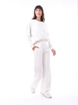 Pantalón negro de tiro alto, corte ancho y pierna recta, con cordón ajustable en la cintura.