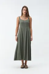Vestido midi negro con escote cuadrado, tirantes anchos y falda de corte acampanado.