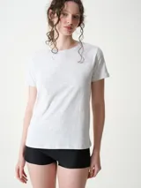 Remera de manga corta y corte al cuerpo, con cuello a la base.