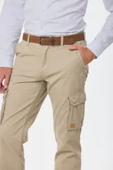 Pantalón cargo de gabardina en color verde militar, con bolsillos laterales tipo cargo con solapa y cierre de botón, y bolsillos frontales clásicos.