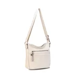 Bandolera de cuero sintético color mostaza, con dos bolsillos frontales con cierre, apertura superior con cierre, división interna y bolsillo trasero con cierre. Incluye correa larga regulable combinada en tonos mostaza y beige.