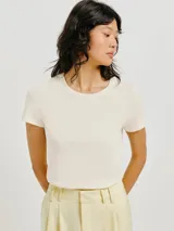 Remera verde claro de algodón, de corte clásico y mangas cortas.