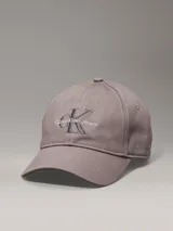 Gorra de béisbol con visera curva, confeccionada en algodón, con el logo de Calvin Klein Jeans bordado en el frente y cierre ajustable en la parte posterior.