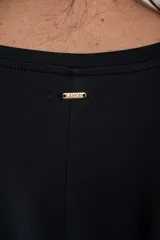Remera negra de viscosa con elastano, escote en V y mangas tres cuartos de corte holgado.