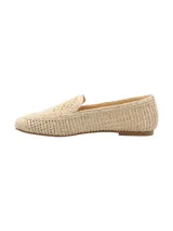 Mocasín de mujer RKF modelo Rita, elaborado en rafia natural de color beige, con diseño tejido, punta redonda y suela plana.