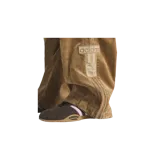 Pantalón Adidas Adibreak de twill cepillado, color marrón con efecto desgastado, de corte holgado, con botones laterales y parche con logo de la marca.