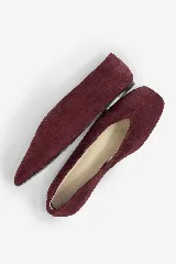 Chatas de cuero nobuck color bordó, con diseño de punta redondeada y suela plana.