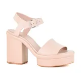 Sandalias negras de cuero sintético con plataforma y tacón bloque altos. Tira ancha sobre los dedos y pulsera al tobillo con hebilla metálica.