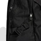 Mochila Adidas modelo APWR, color negro con detalles en blanco. Presenta el logo de la marca en la parte superior y las tres tiras verticales características en el frente. Cuenta con compartimento principal con cierre, bolsillos laterales y base reforzada.