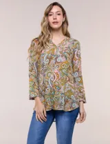 Blusa holgada de rayón con estampado de arabescos en tonos marrón, mostaza, rosado y celeste. Presenta escote en V con cuello mao, mangas tres cuartos y dobladillo asimétrico.