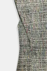 Vestido midi ZARA Woman Collection de tweed gris con sutiles hilos de colores, escote redondo, manga sisa y bajo desflecado con abertura en la espalda. Cuenta con cierre de cremallera oculta.