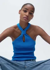 Top azul de punto fino con cuello halter y silueta slim.