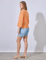 Buzo color salmón en tejido calado, marca Cable & Gauge. Cuello a la base, largo de manga 3/4. Ruedo y puño en tejido acanalado.