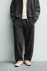 Pantalón jogger balloon fit de hombre, color negro con efecto lavado, confeccionado en algodón con interior afelpado. Cuenta con cintura elástica, bolsillos laterales y detalle de bolsillos traseros.