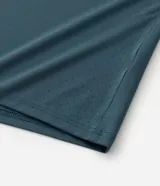 Remera deportiva de manga corta con cuello redondo, confeccionada en tejido técnico con tecnología Dry para mayor transpirabilidad y secado rápido. Presenta un diseño minimalista con logo pequeño en el centro del pecho y detalles de corte láser para ventilación.