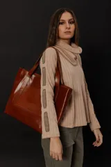 Buzo de punto en lanilla color nude con diseño de ochos y cuello a la base.