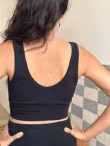 Top deportivo de algodón con escote cruzado y diseño al cuerpo, con bordes ribeteados para mayor sostén.