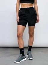Short deportivo Umbro de color azul con calza interna incorporada. Cuenta con cintura elástica con cordón de ajuste, ribete reflectante y logo de la marca estampado en la pierna.